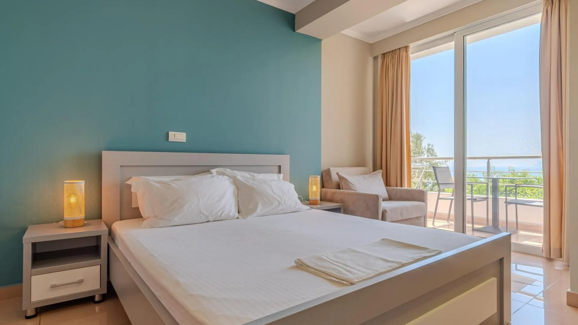 Aphrodite'S Garden Himare Hotel